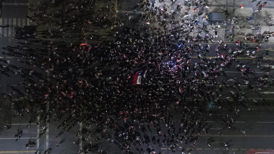 Cientos de personas celebran el rechazo a la nueva Constitución en Santiago (Chile).