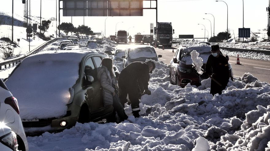 La ola de frío extremo pone en jaque las comunicaciones, la educación y la vacunación contra la COVID en toda España