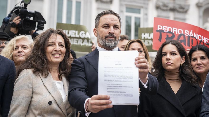 El líder de Vox, Santiago Abascal, posa con la querella junto a sus diputados, en el Tribunal Supremo.