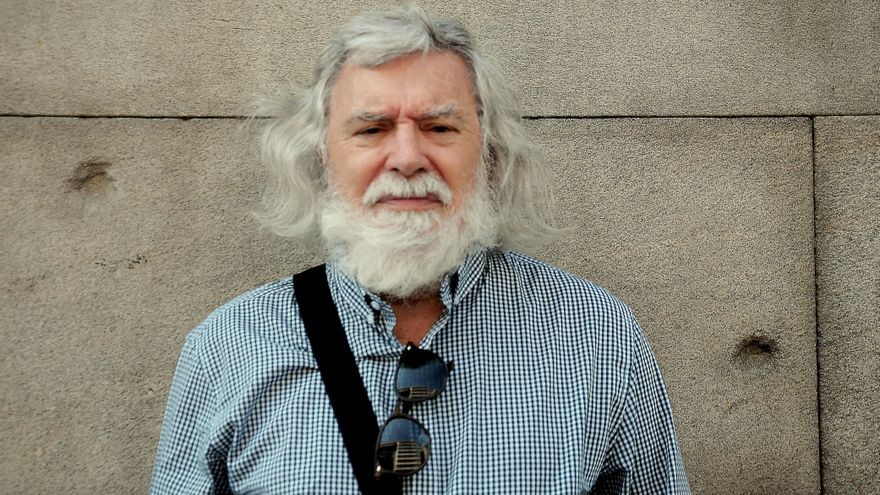 Celso López, de la Asemblea Republicana de Vigo, entre los impactos de las balas.