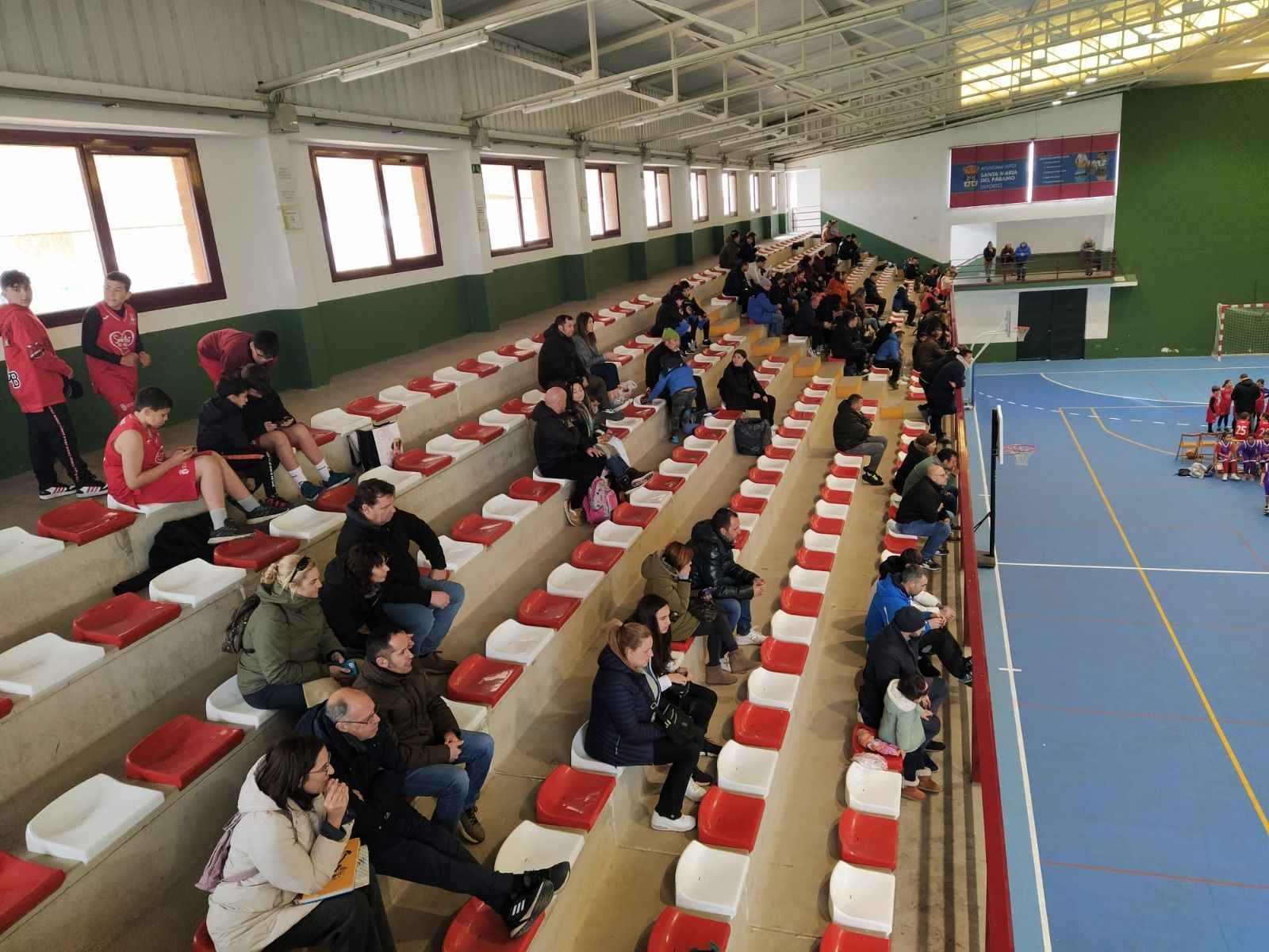 Grada de un partido de deporte escolar en Santa María del Páramo.