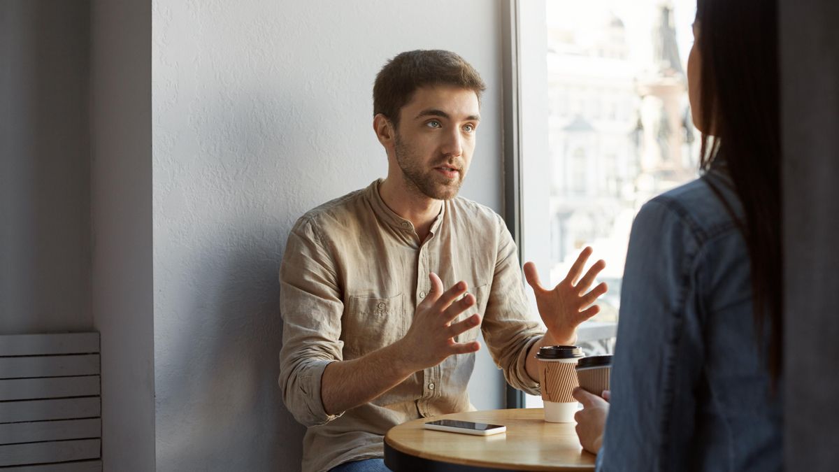 Una psicóloga indica cómo hablar con personas que siempre quieren tener razón: "Ceder es perder una parte de quienes son"