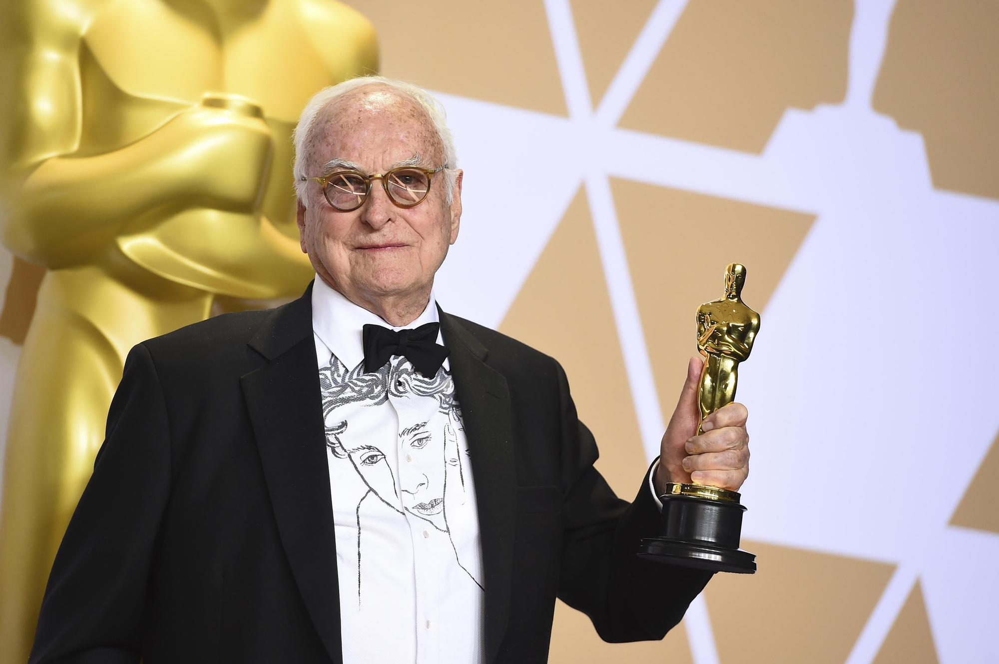 El director James Ivory homenajeó en su camisa a su protagonista, Timothée Chalamet