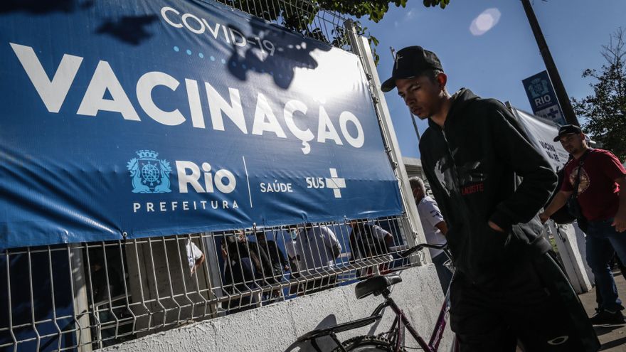 Varias personas asisten a una jornada de vacunación contra la covid-19 a residentes del complejo de favelas de Maré en la clínica familiar Adib Jatene, en Rio de Janeiro (Brasil). EFE/ André Coelho/Archivo