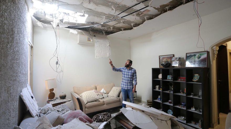 Mohamed Fahim inspecciona su casa después de que un misil impactara en ella