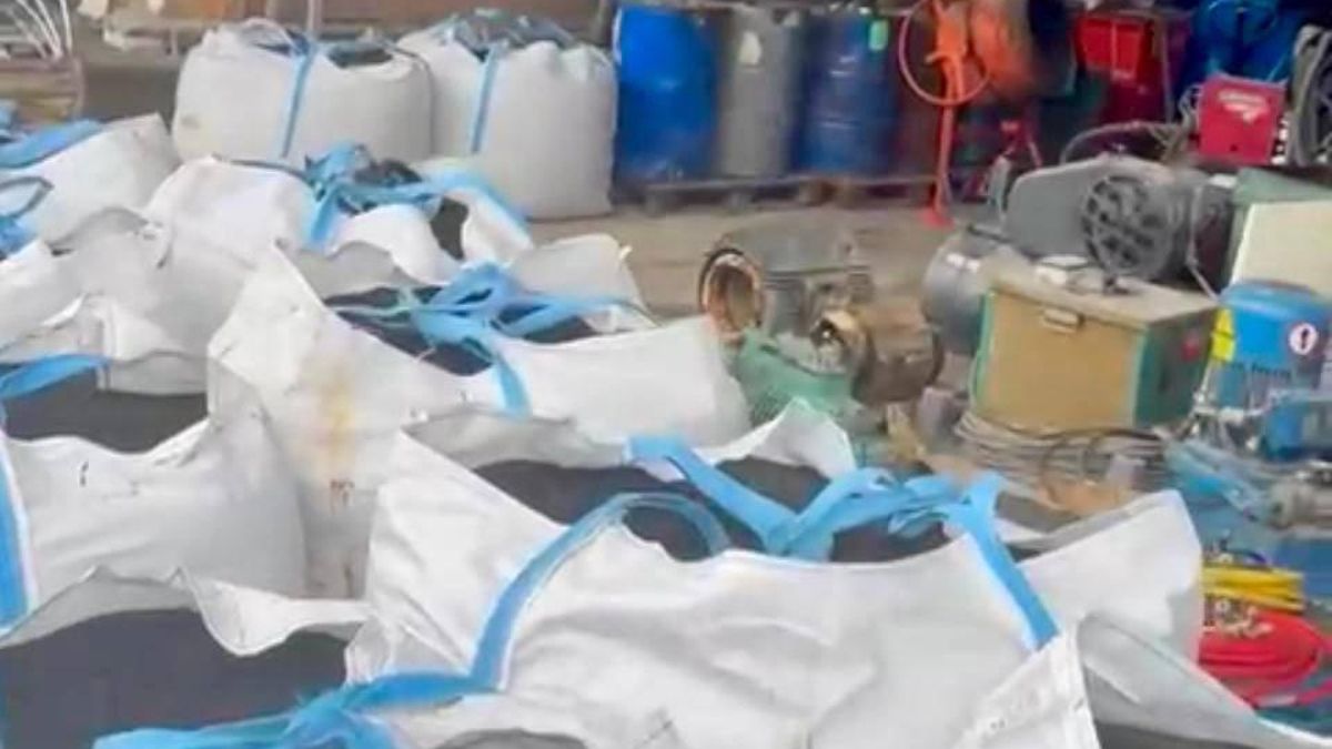 Parte de la arena del volcán de La Palma, en el almacén en el que espera su destino final en Torrelodones.