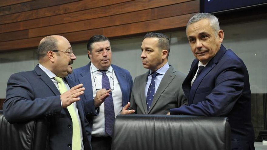 Guardiola se vuelve a abrazar a Vox en Extremadura para 'salvar' su decreto de rebajas fiscales