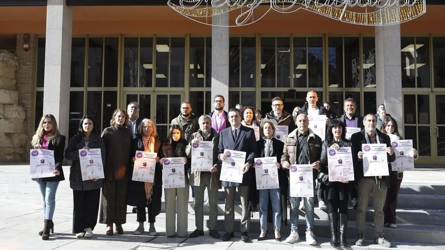 Corporación municipal a las puertas del Ayuntamiento de Córdoba este 25N.