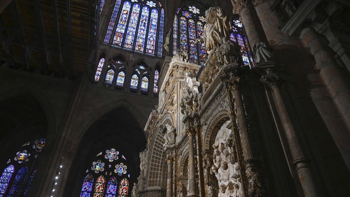 El trascoro de la Catedral de León recupera su color original del siglo XVIII tras la restauración que pagó el Gobierno