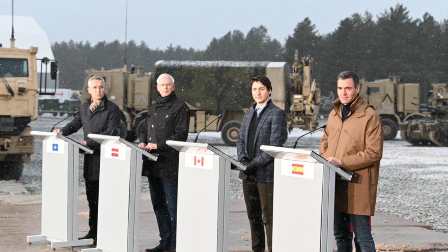 Pedro Sánchez en rueda de prensa desde Letonia con el primer ministro de Canadá, el primer ministro lituano y el Secretario General de la OTAN.