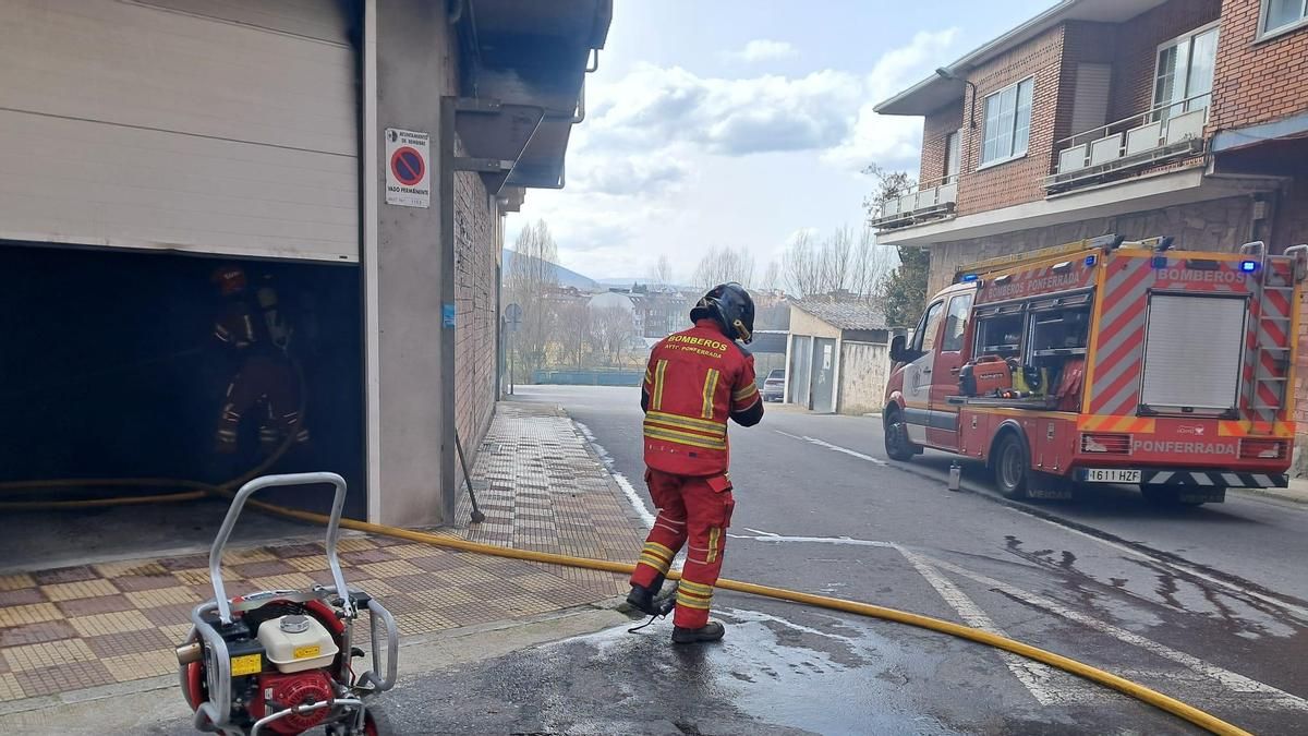 Desalojados veinte vecinos de un edificio en Bembibre tras un incendio doméstico que no causó víctimas