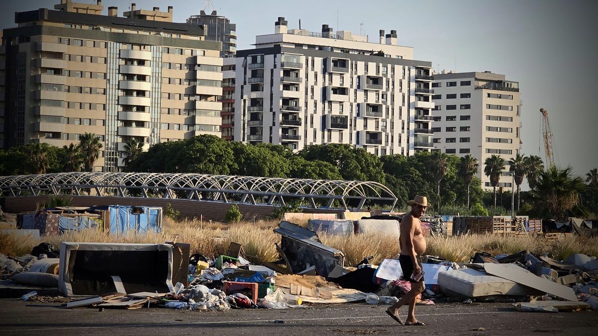 Un hombre pasea por el antiguo circuito de Fórmula 1.