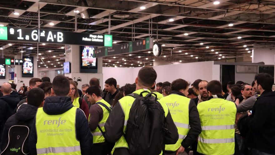 Maquinistas protestan en la estación de Sants tras el desprendimiento que ha obligado a cortar el R1 de Rodalies.