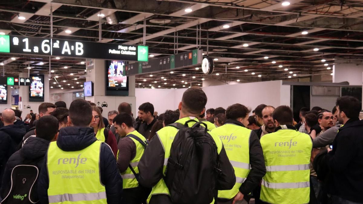 Maquinistas protestan en la estación de Sants tras el desprendimiento que ha obligado a cortar el R1 de Rodalies.