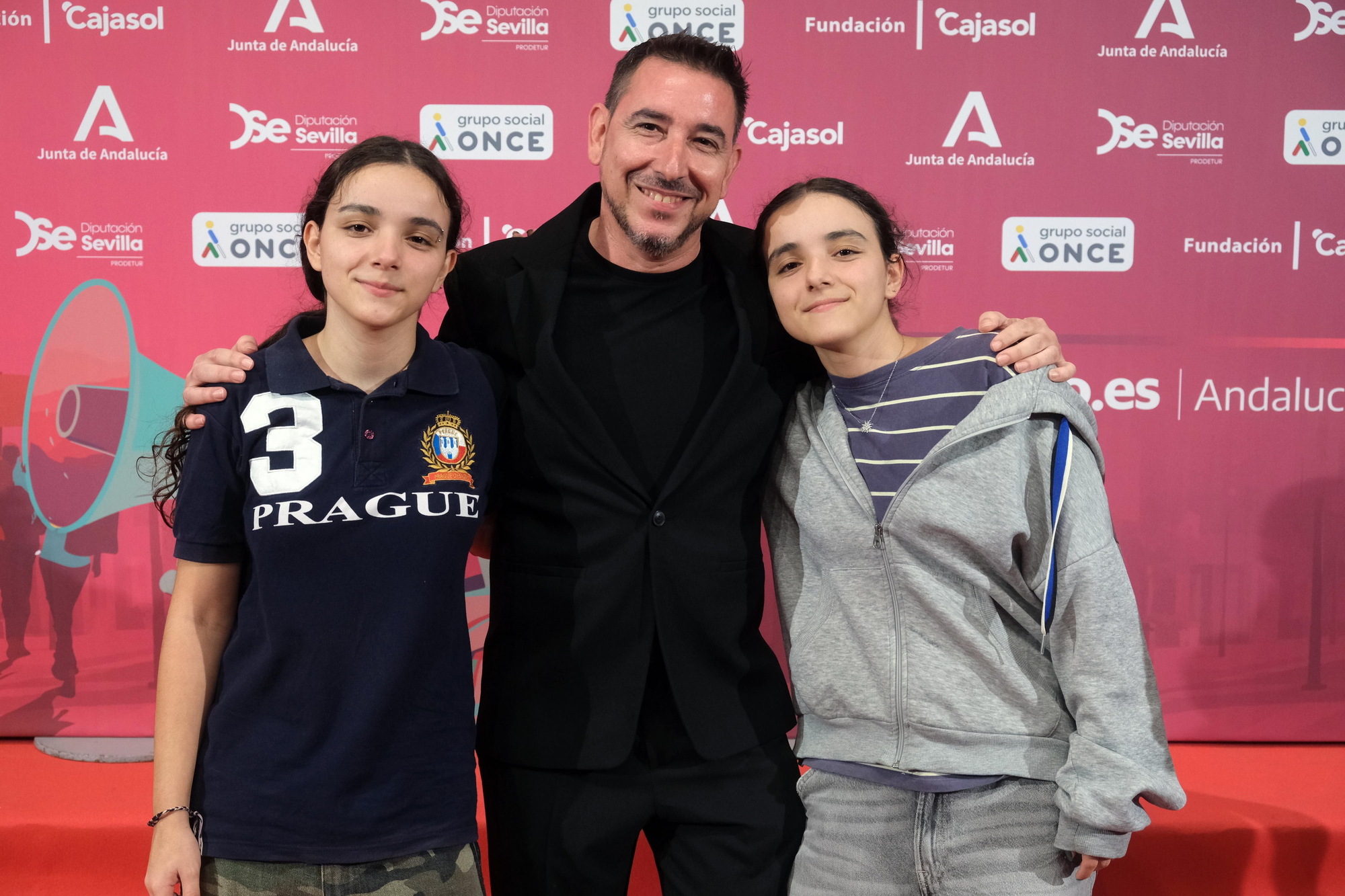 Héctor Rodríguez, director de estrategia de Sabir Comunicación, organizadora de la gala, junto a sus hijas, Clara y Noa.