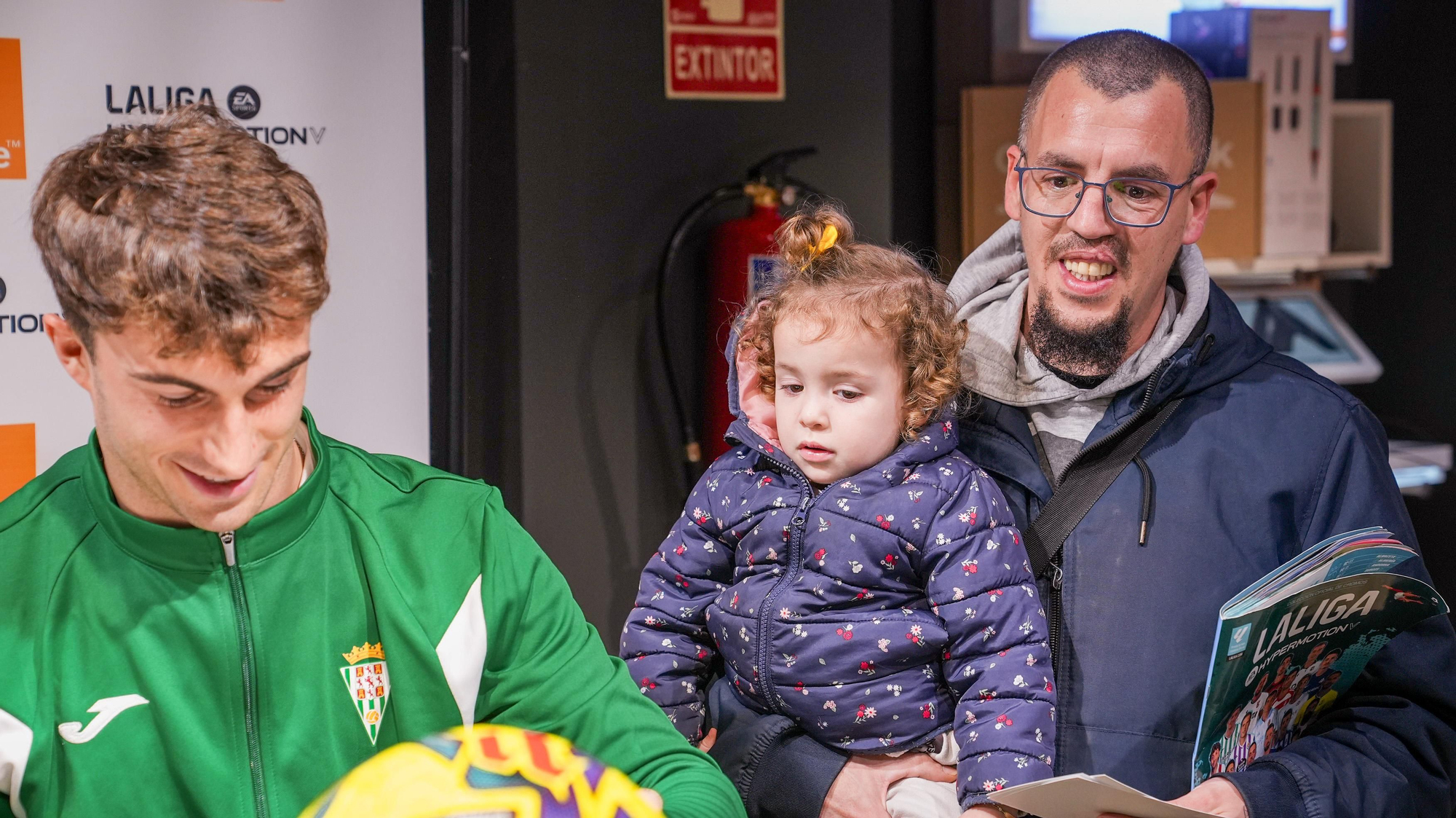 Mikel Goti e íker Álvarez firman autógrafos a los aficionados del Córdoba CF