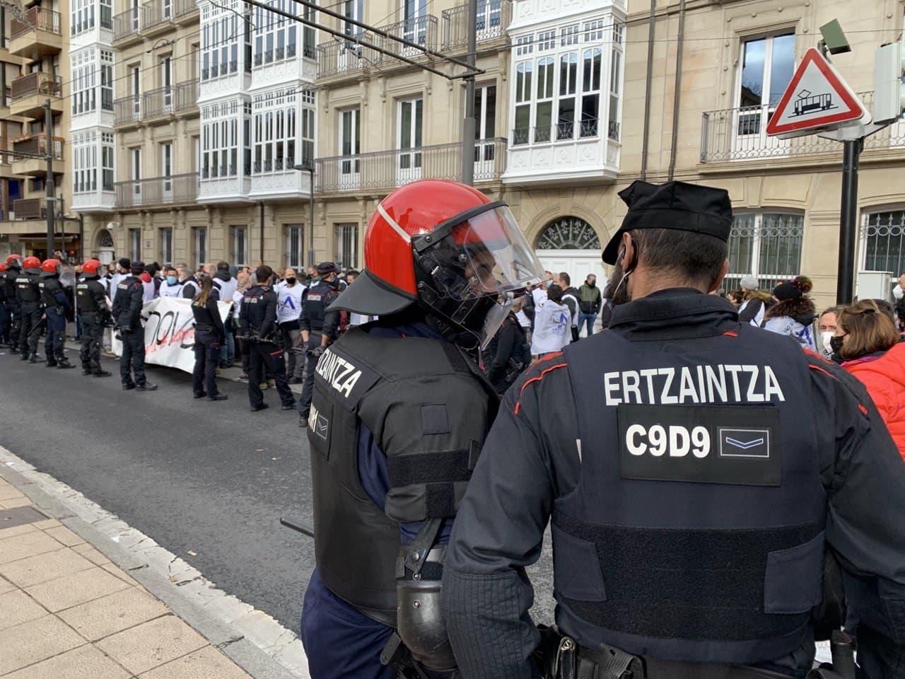 Manifestantes frente a policías