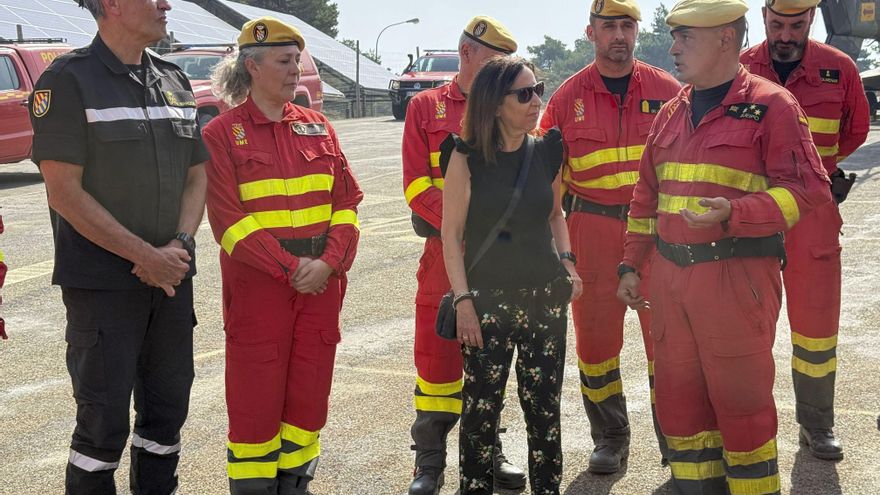 Robles agradece "el trabajo y la entrega" de miembros de la UME que luchan contra el fuego