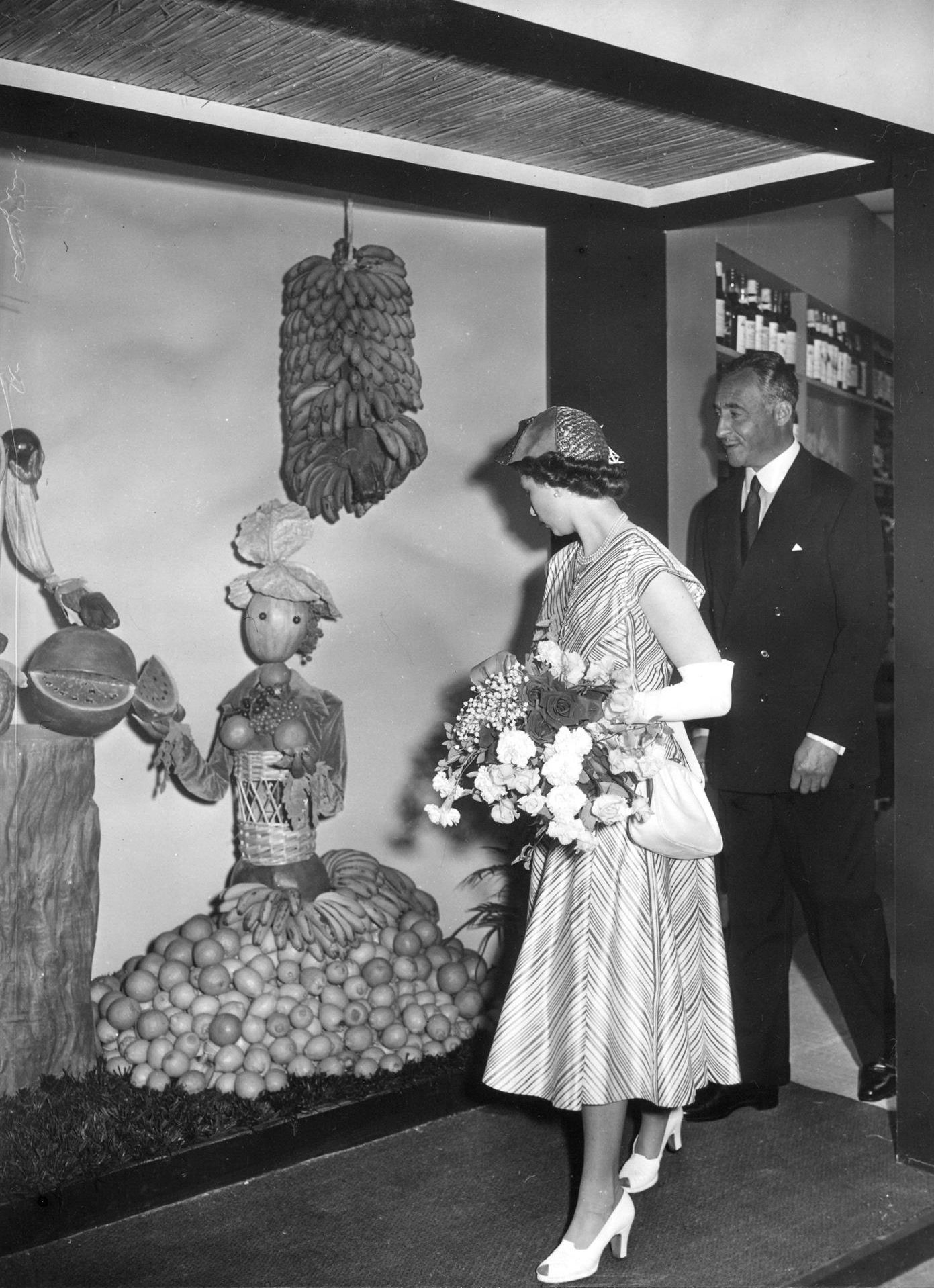 Isabel II, en la visita a la Feria de Alimentación organizada en el Olimpia Hall de Londres