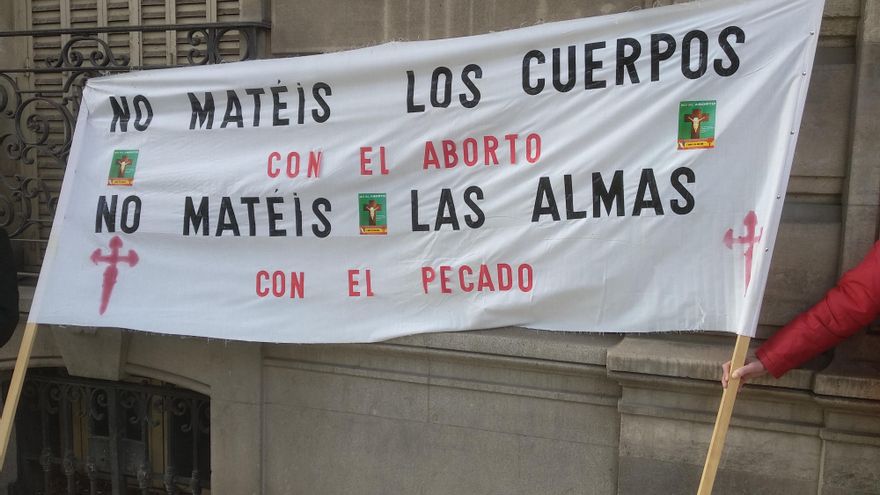 Una de las pancartas de la protesta contra el aborto y la eutanasia en Madrid.