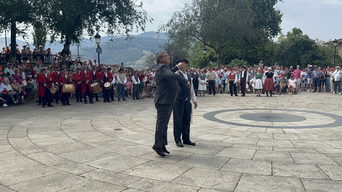 Miles de visitantes desafían al calor y acuden a la cita con la Virgen de Begoña en Bilbao, y Aburto baila el tradicional aurresku