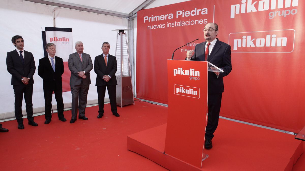 El presidente de Aragón, Javier Lambán, en la colocación de la primera piedra de las instalaciones de Pikolin en Plaza.