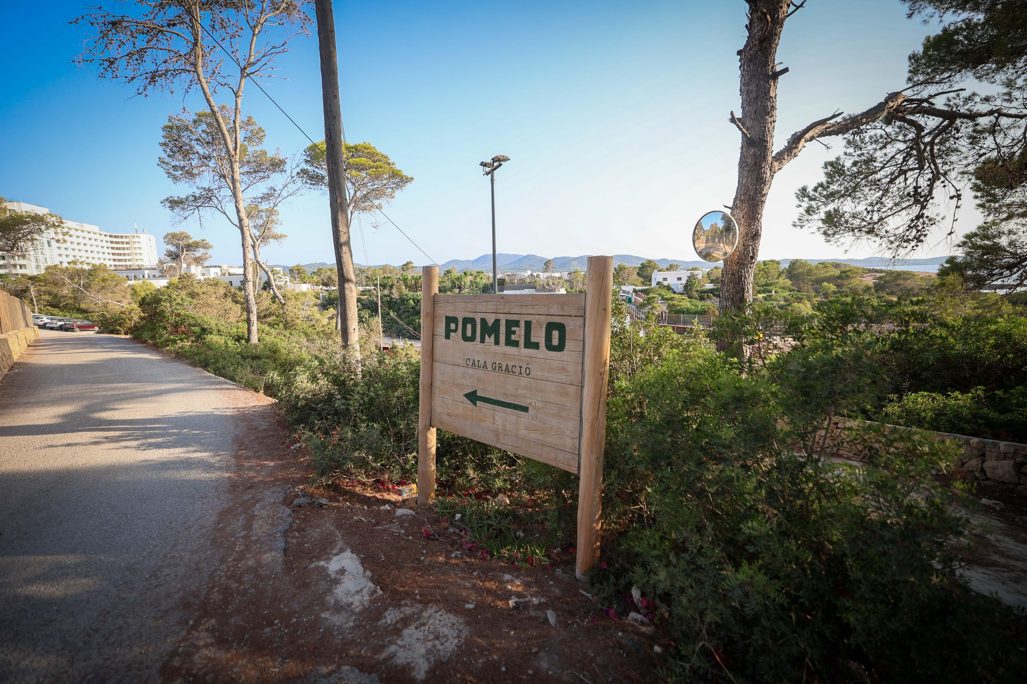 El cartel que indica la dirección del nuevo 'beach club' de Cala Gració