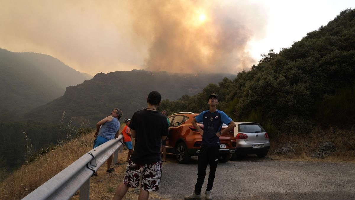 Preocupación por el grave incendio forestal en la localidad de Paradiña, en Villafranca del Bierzo.