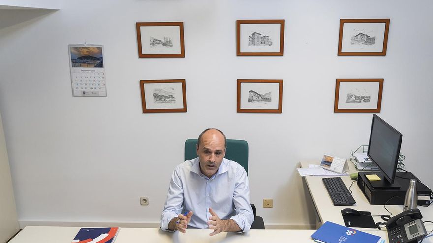 Juan José Alonso en su despacho en el Parlamento de Cantabria. JOAQUÍN GÓMEZ SASTRE