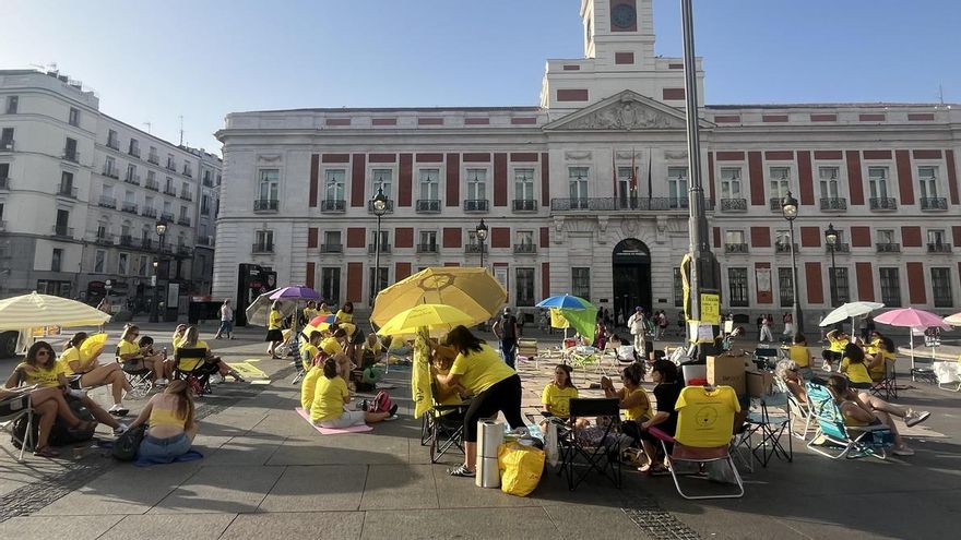 Las educadoras infantiles de Madrid acampan en la Puerta del Sol en señal de protesta: "La vocación no paga el alquiler"