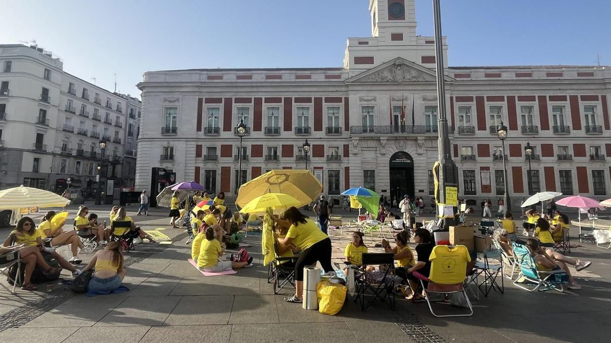 Las educadoras infantiles de Madrid acampan en la Puerta del Sol en señal de protesta: "La vocación no paga el alquiler"