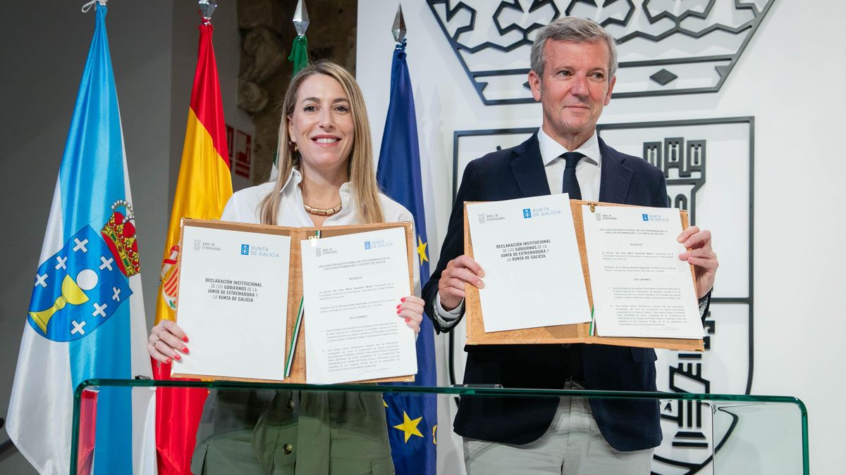 La presidenta de la Junta de Extremadura, María Guardiola, y el presidente de Galicia, Alfonso Rueda, tras la firma en Mérida de una declaración institucional entre ambas comunidades
