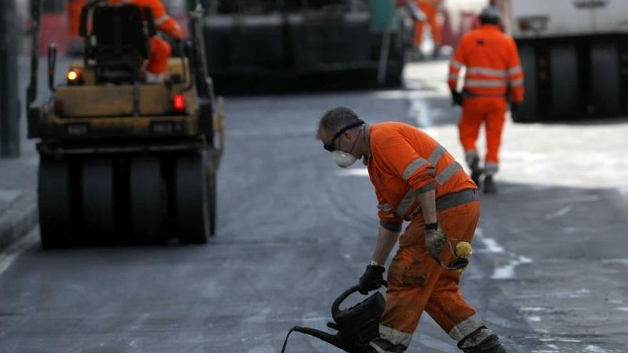 Trabajadores protegidos con mascarillas.