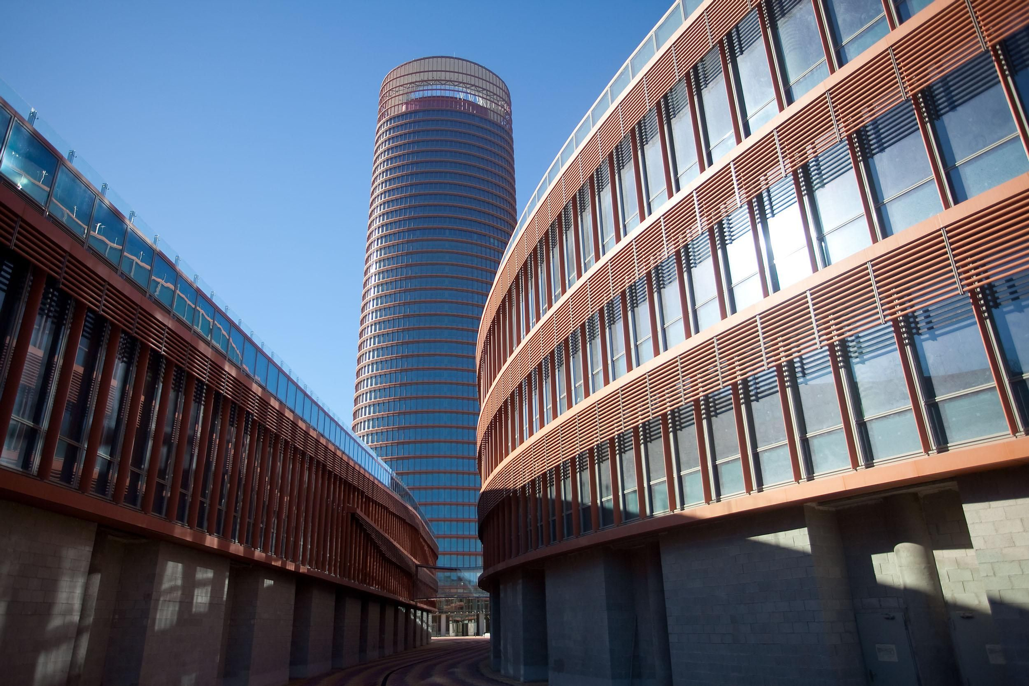 Torre Sevilla vista desde el espacio de los podios, donde se proyecta un centro comercial (Foto: Luis Serrano)