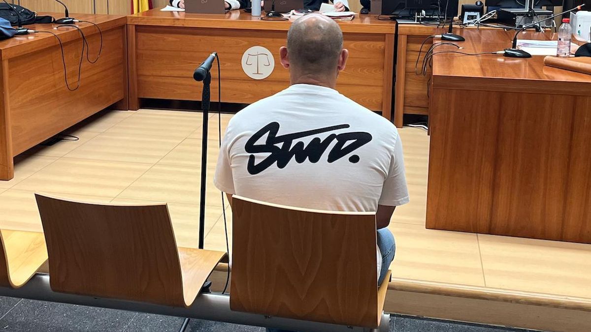 El acusado, en el banquillo ante el tribunal de la sección segunda de la Audiencia de Valencia.