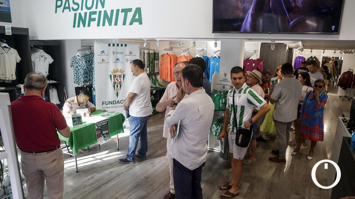 Toni Cruz presenta su nuevo libro: "La semana más larga" en la tienda del Córdoba CF