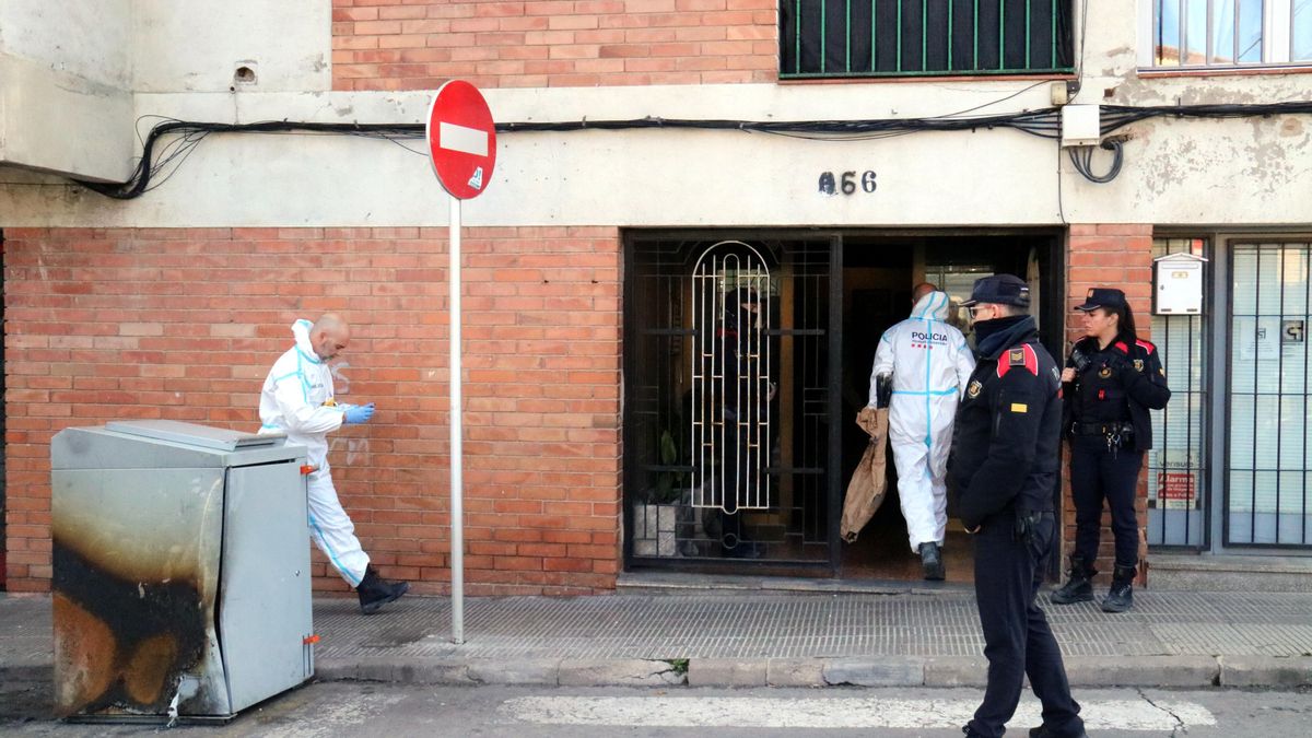 La policía científica entra en el edificio de Manlleu en cuya azotea ardió el trastero donde murieron los cinco jóvens