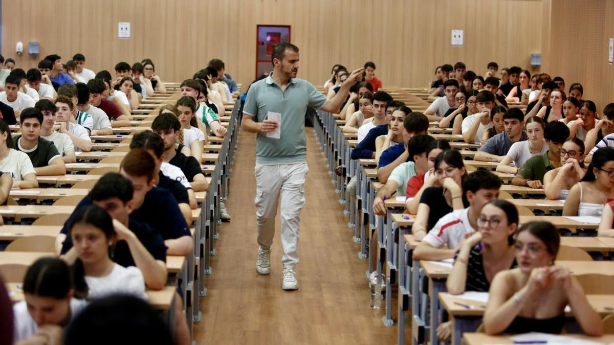La Universidad de Córdoba aprueba usar detectores de móviles y pinganillos en los exámenes
