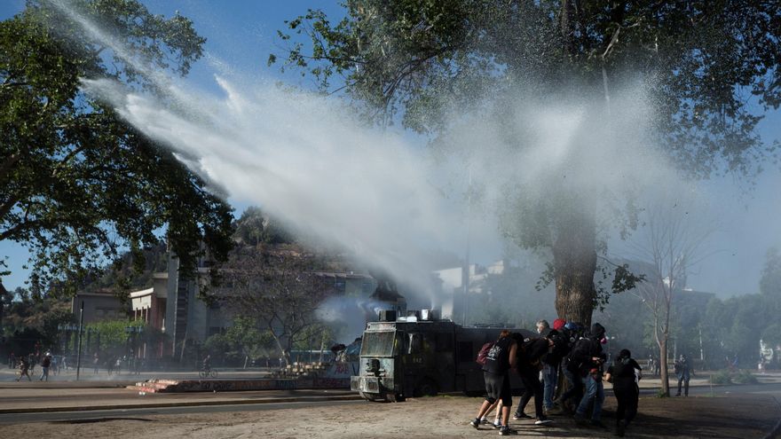 Cientos de personas protestan en Chile días después del histórico plebiscito