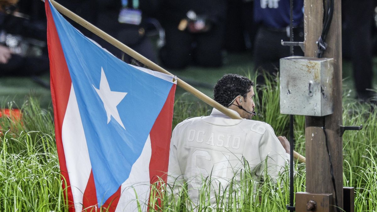 Bad Bunny sostiene la bandera puertorriqueña durante el espectáculo del descanso de la Super Bowl