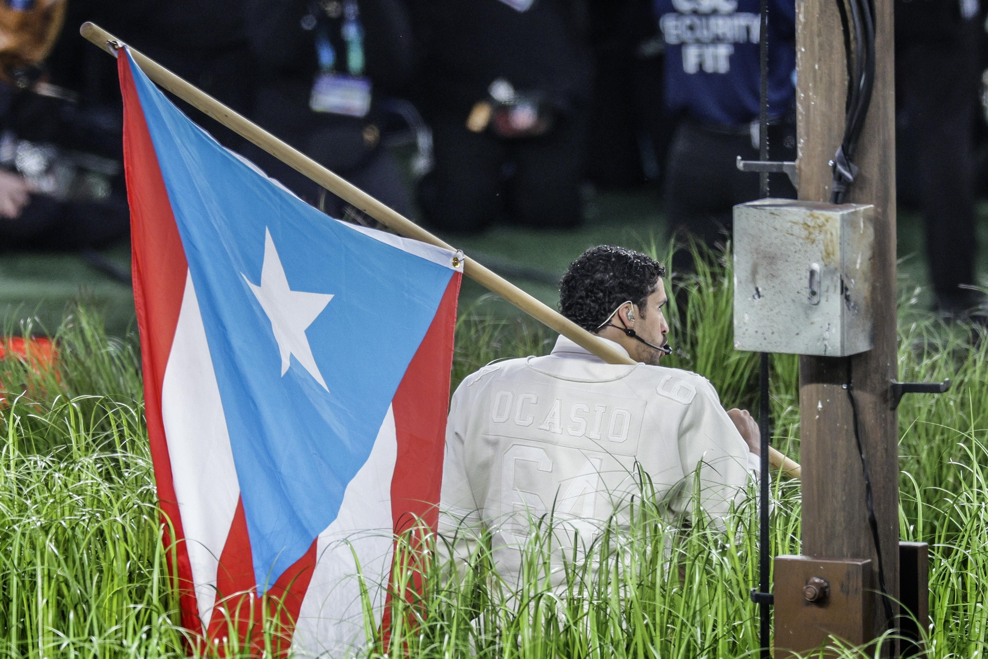 Bad Bunny sostiene la bandera puertorriqueña durante el espectáculo del descanso de la Super Bowl.
