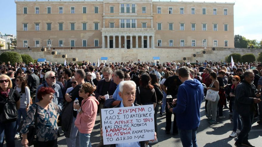 Miles de personas vuelven a manifestarse en Grecia durante otra jornada de huelga contra la jornada laboral de 13 horas
