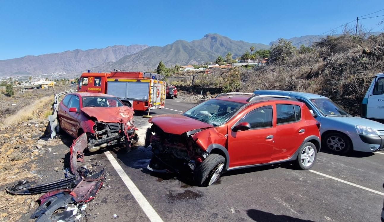 Imagen del violento choque frontal entre dos vehículos en El Paso. BOMBEROS LA PALMA