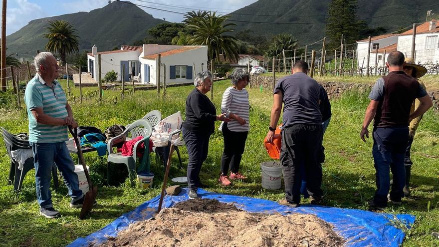 Miembros de AVARTE durante una reunión dedicada a la multiplicación de microorganismos nativos beneficiosos y la elaboración de fermentos líquidos para enriquecer la biodiversidad del suelo