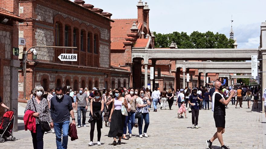 Numerosas personas visitan el Matadero con motivo de las actividades organizadas con motivo de la feria de San Isidro en Madrid. EFE/ Victor Lerena