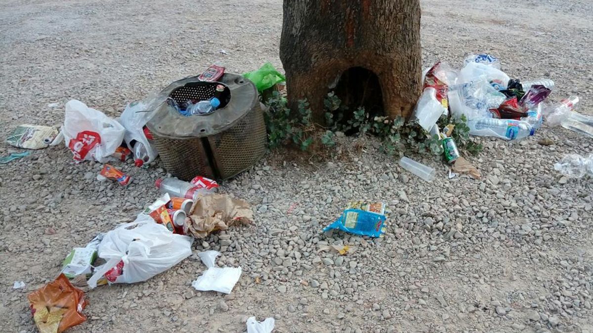 Basura en un parque.