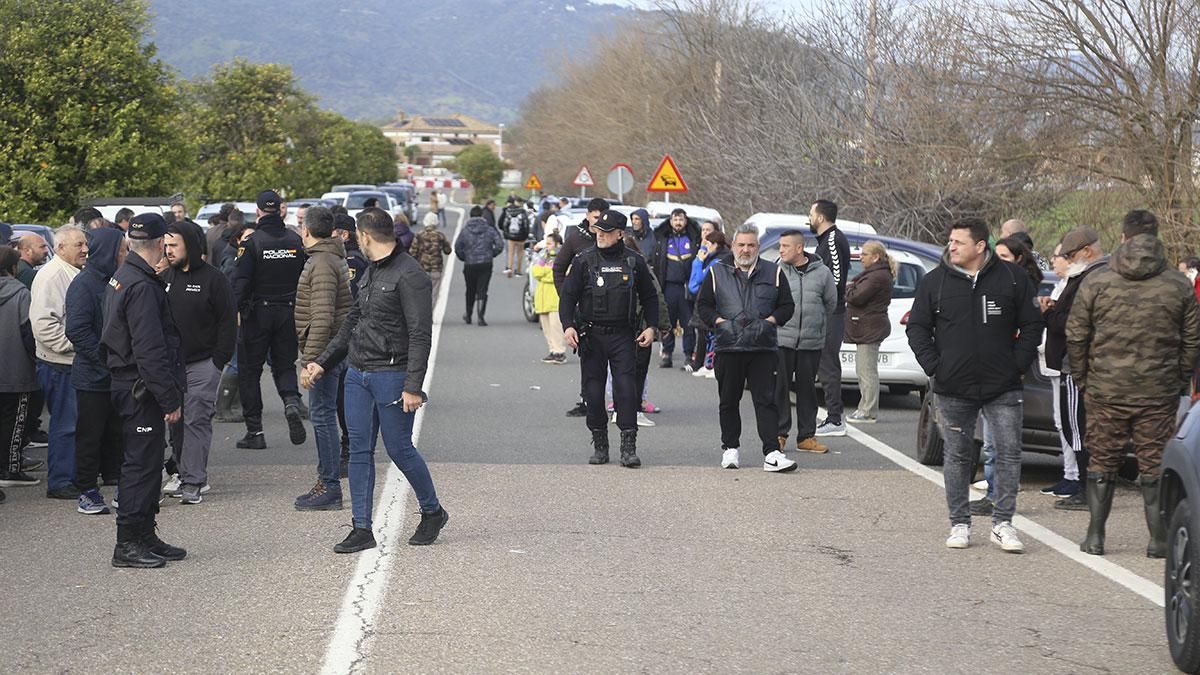 Vecinos esperando órdenes de la Policía Nacional para poder entrar en sus casas