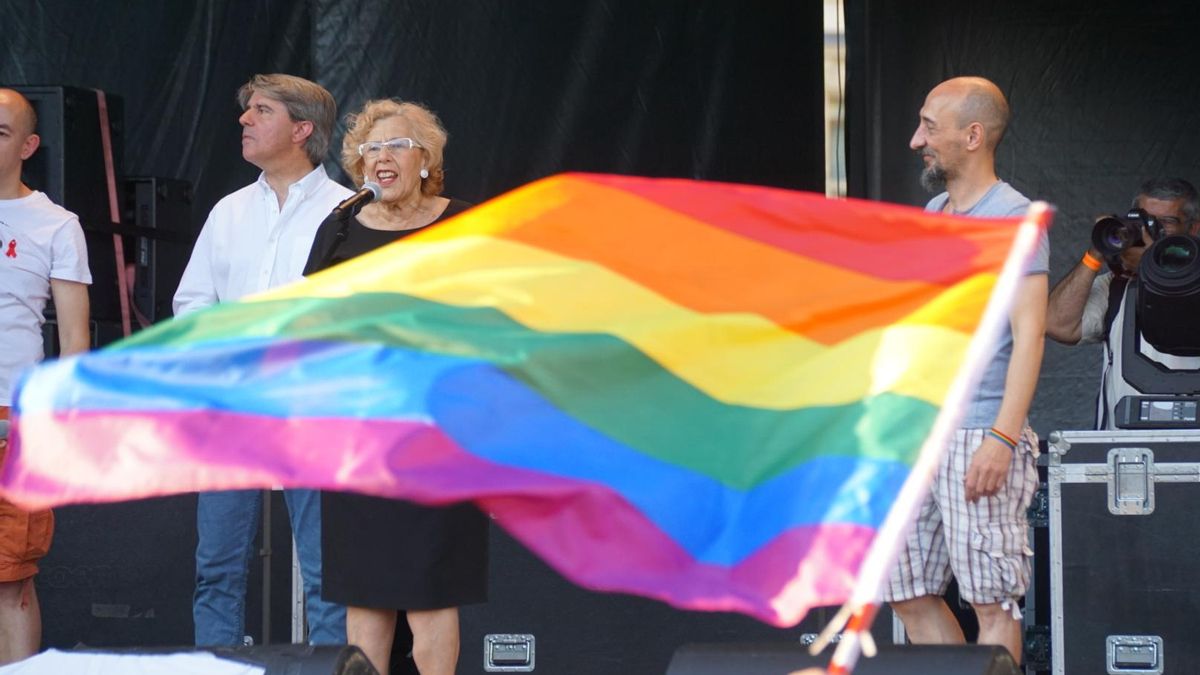 Manuela Carmena recibiendo a la cabecera de la manifestación Estatal del Orgullo de 2016 en la Plaza de Colón