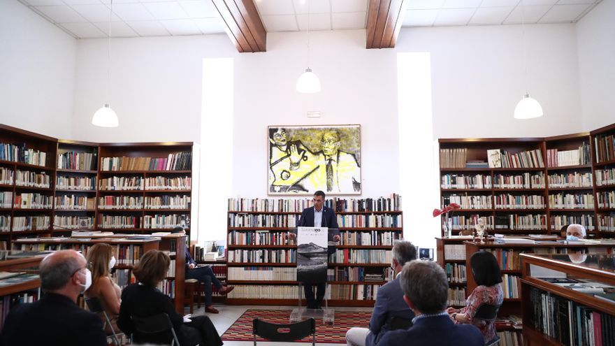 Pedro Sánchez en la biblioteca de 'A Casa'. / FOTO: Pool Moncloa | Fernando Calvo