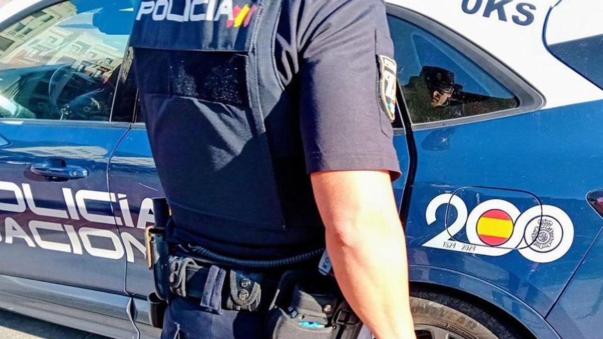 Dos detenidos por un robo en un local de telefonía, cuyo escaparate rompieron de madrugada